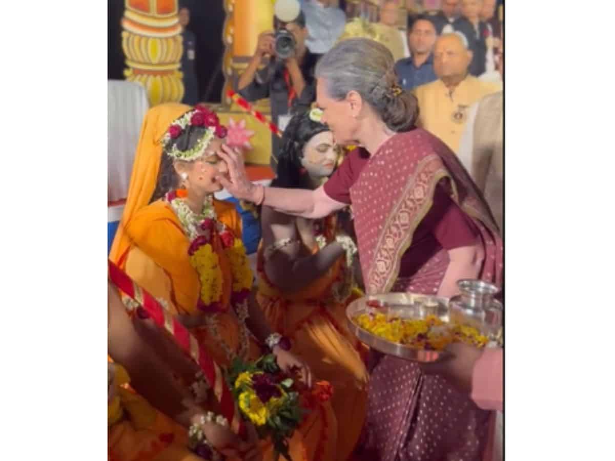 Congress party leader SOnia Gandhi at Red Fort on Dussehra
