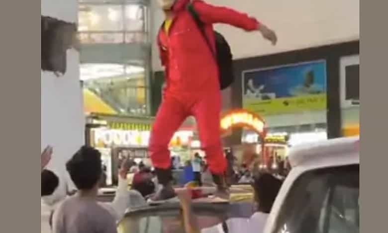 Video: Masked man in Rajasthan showers notes standing on car’s roof