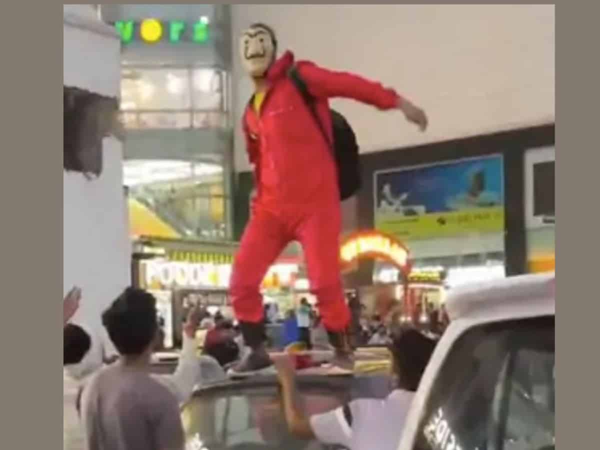 Video: Masked man in Rajasthan showers notes standing on car’s roof