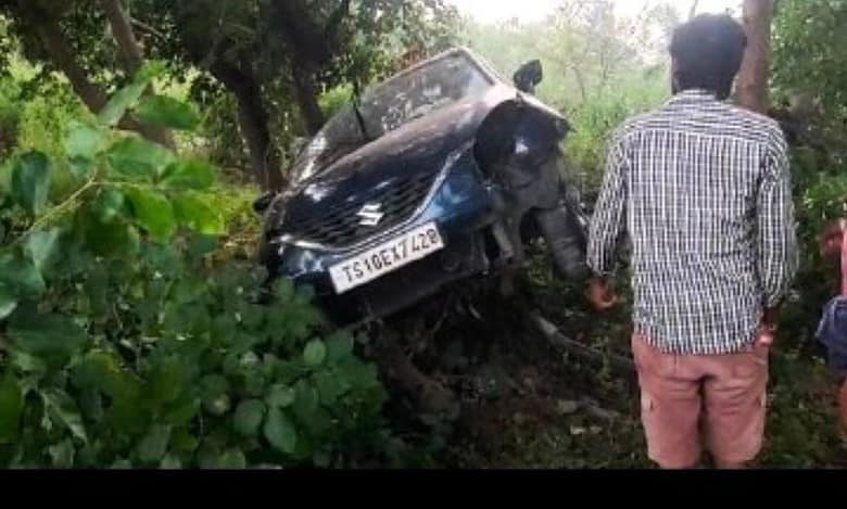 Hyderabad: 2 dead, 3 injured in road accident near Keesara
