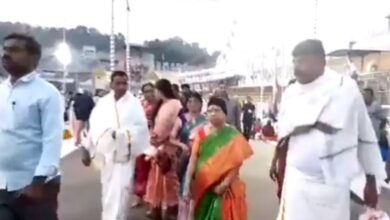 Telangana CM KCR’s wife offers prayers at Tirumala temple
