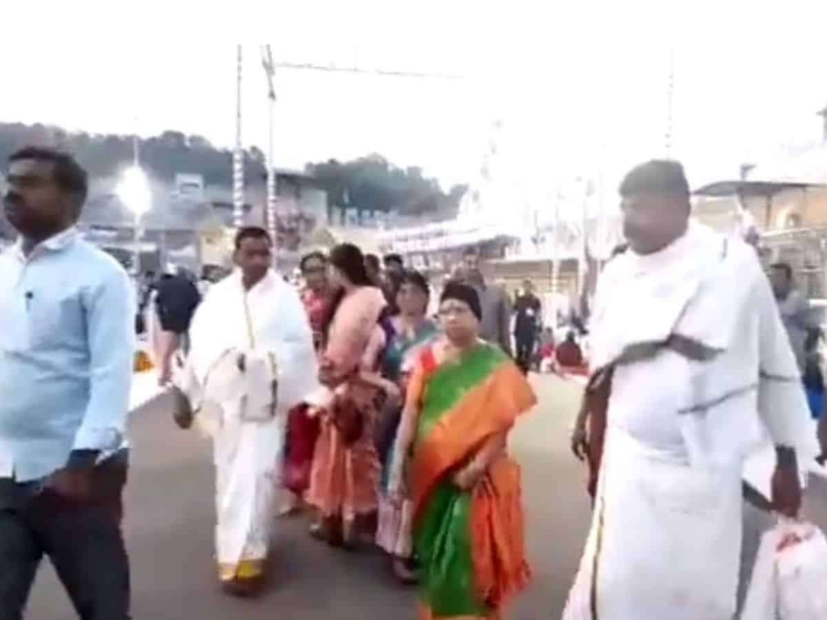 Telangana CM KCR’s wife offers prayers at Tirumala temple