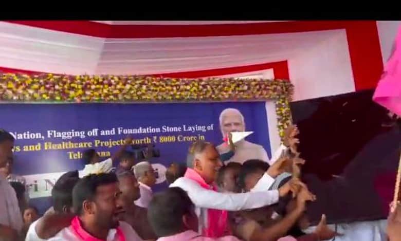 Telangana: Scuffle broke out between BRS & BJP workers in Siddipet