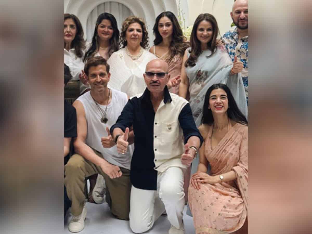 Hrithik celebrates Pinkie Roshan's birthday with Saba Azad, Rakesh Roshan