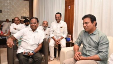 Telangana: KTR visits Cong veteran Ponnala, invites him into BRS