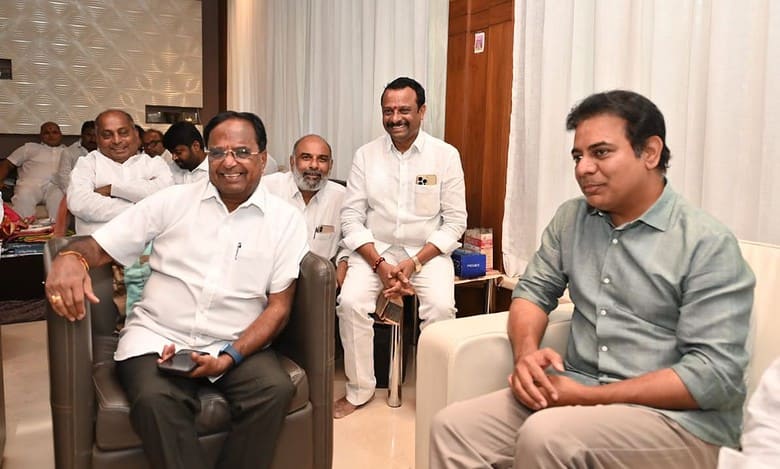 Telangana: KTR visits Cong veteran Ponnala, invites him into BRS