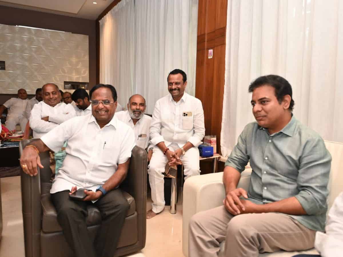 Telangana: KTR visits Cong veteran Ponnala, invites him into BRS