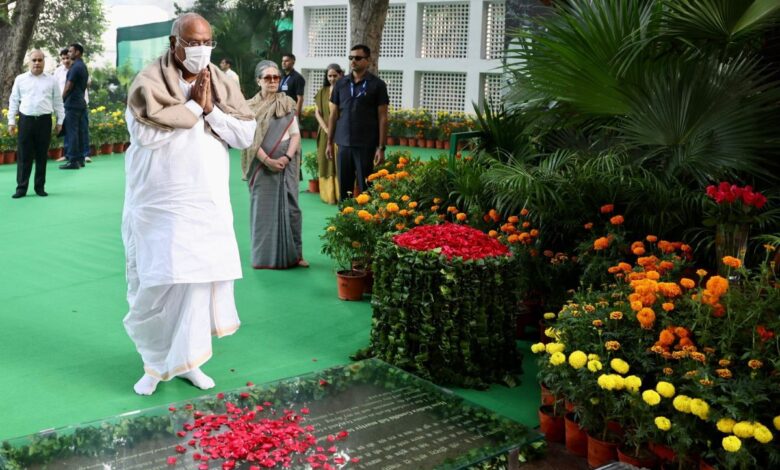 Kharge, Sonia, Rahul offer floral tributes to Indira Gandhi