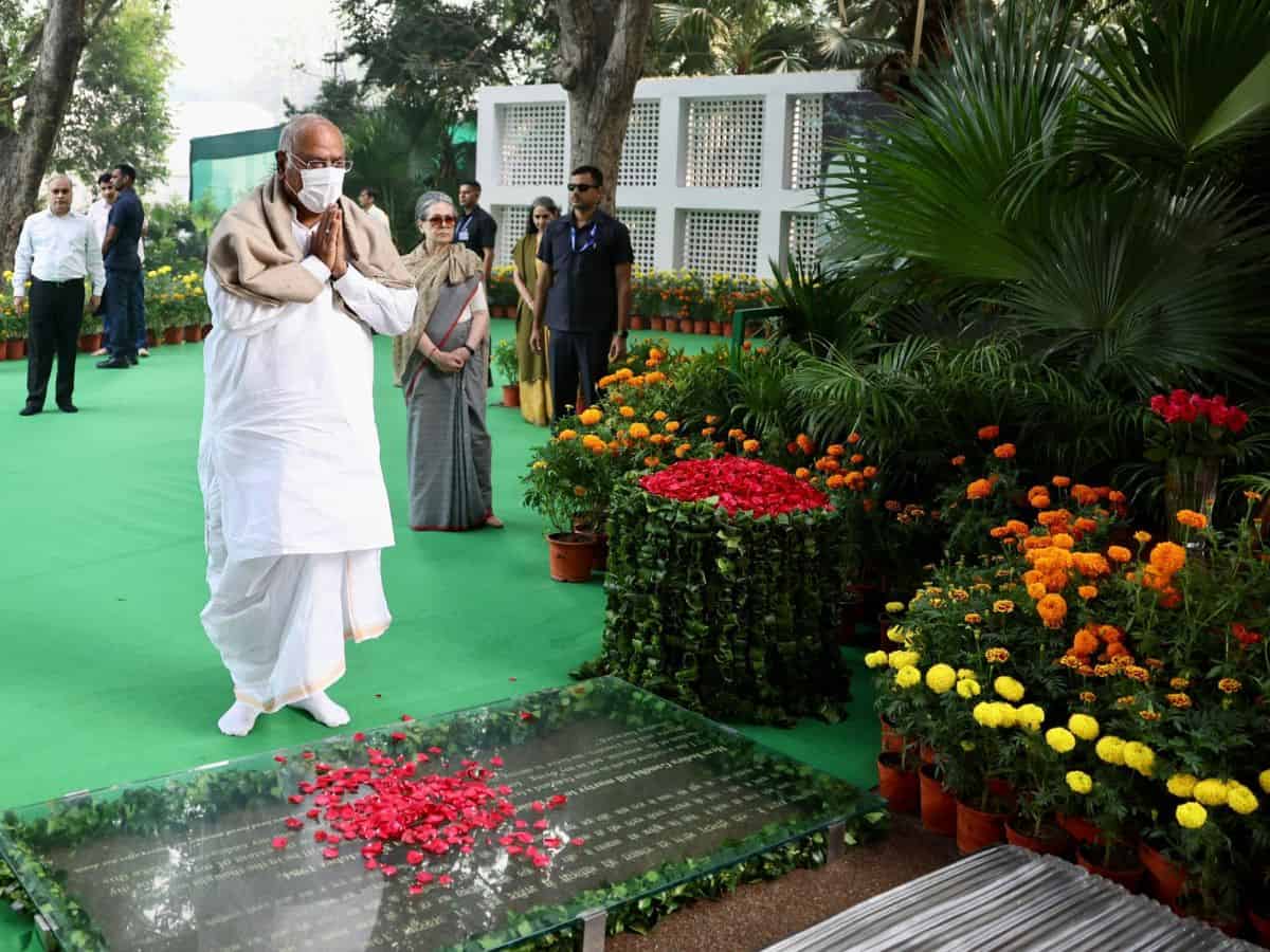 Kharge, Sonia, Rahul offer floral tributes to Indira Gandhi