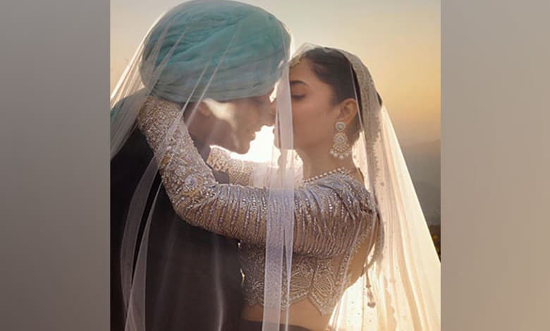 ‘Raees’ actor Mahira Khan shares first pic from wedding with Salim Karim, Bollywood celebs bless couple
