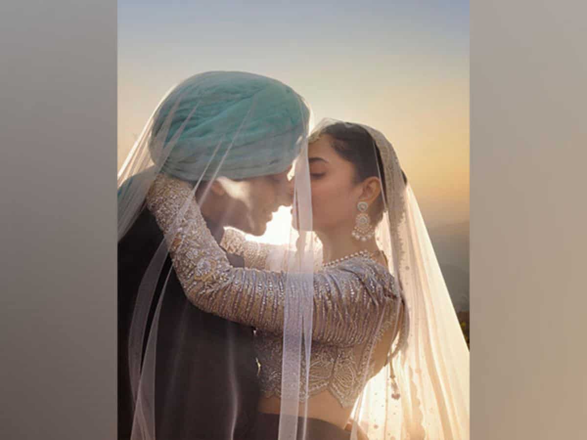 ‘Raees’ actor Mahira Khan shares first pic from wedding with Salim Karim, Bollywood celebs bless couple