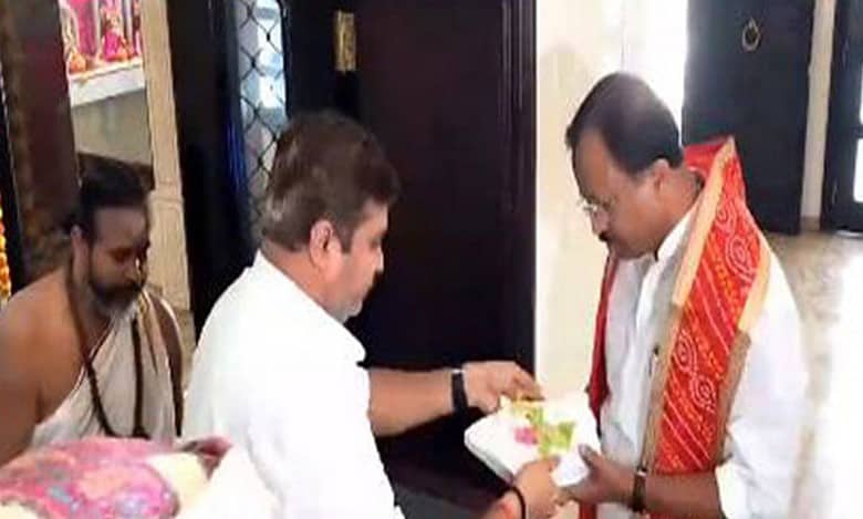 Watch: MoS V Muraleedharan visits historic Shiva temple in Oman