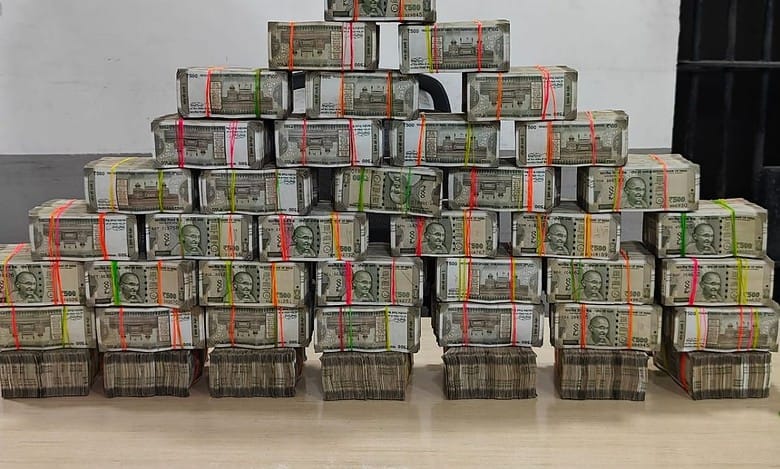 North Zone police team along with the Gandhi Nagar Police arrested six persons carrying unaccounted cash of Rs 2.09 Crore in the Kavadiguda area of, Secunderabad on Sunday.