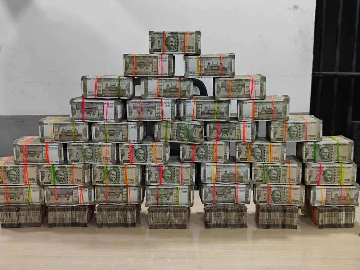 North Zone police team along with the Gandhi Nagar Police arrested six persons carrying unaccounted cash of Rs 2.09 Crore in the Kavadiguda area of, Secunderabad on Sunday.