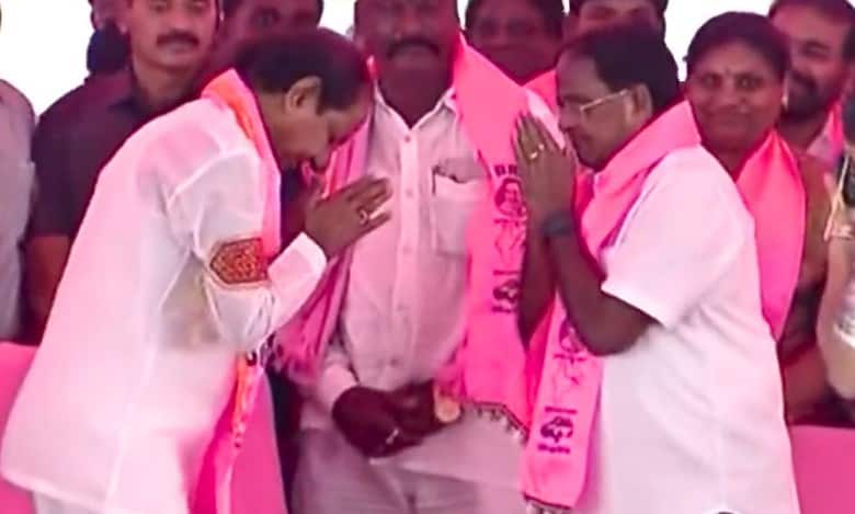 Telangana polls: Ponnala formally joins BRS at Jangaon meeting