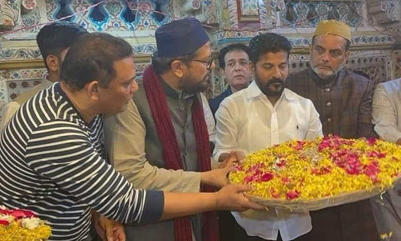 Watch: Revanth Reddy, Mohammed Azharuddin visit Nizamuddin shrine