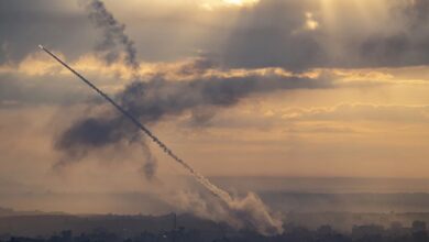 Hamas rockets injure three in Israel; Israeli forces strike central Gaza