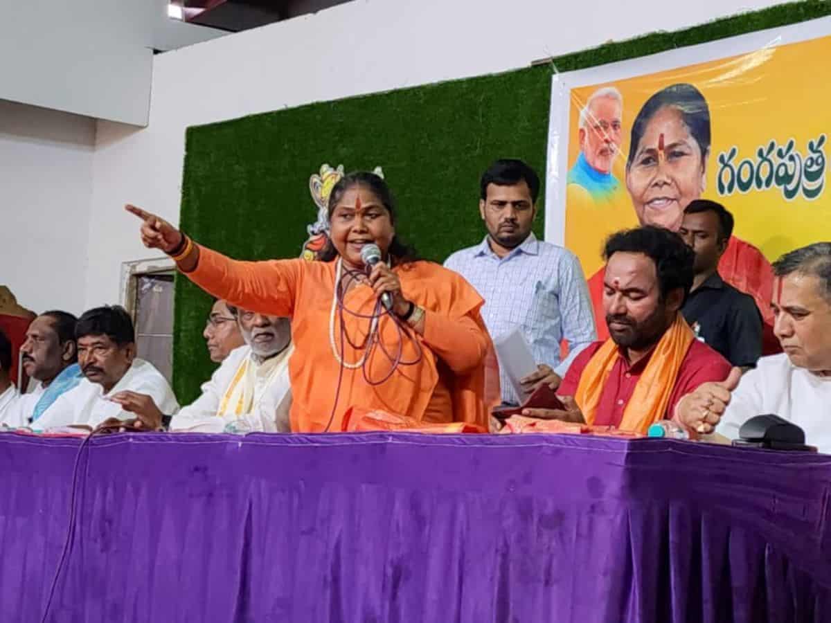 Hyderabad: Sadhvi Niranjan Jyoti gives veiled warning to Kavitha on 'corruption'