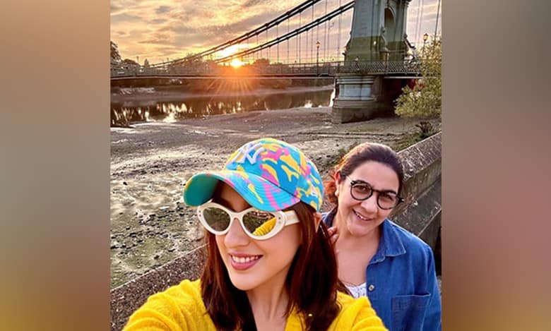 Sara Ali Khan shares pics from her holiday with Amrita Singh