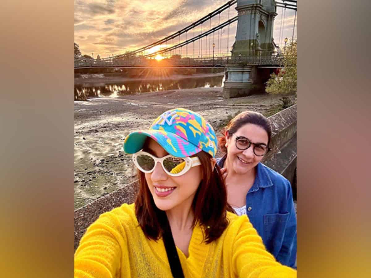 Sara Ali Khan shares pics from her holiday with Amrita Singh