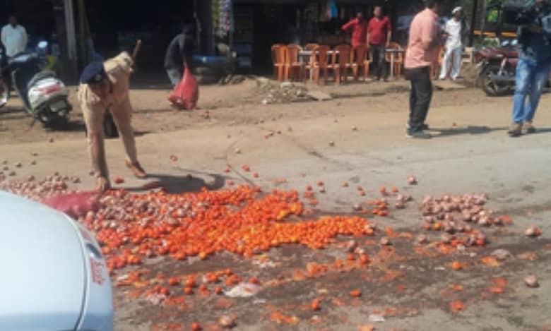 Maharashtra: Angry farmers pelt Ajit Pawar’s convoy with onions, tomatoes