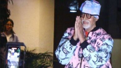 Amitabh Bachchan rings in 81st b'day at midnight with fans outside Jalsa