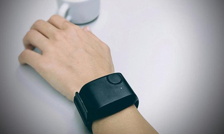 This wearable bracelet can track bipolar mood swings
