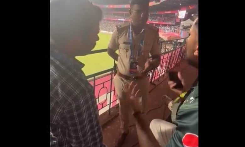 Cop stops 'Pakistan Zindabad' chant during World Cup match