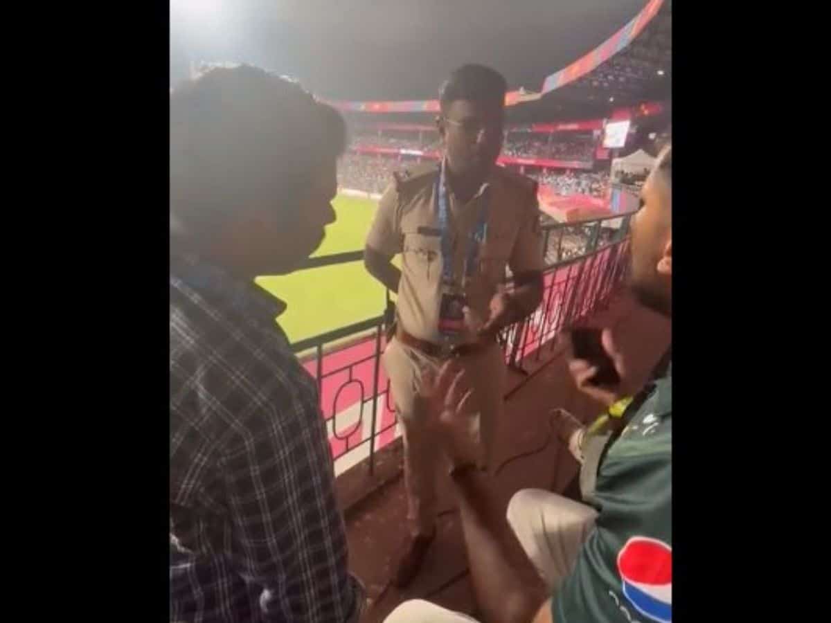 Cop stops 'Pakistan Zindabad' chant during World Cup match