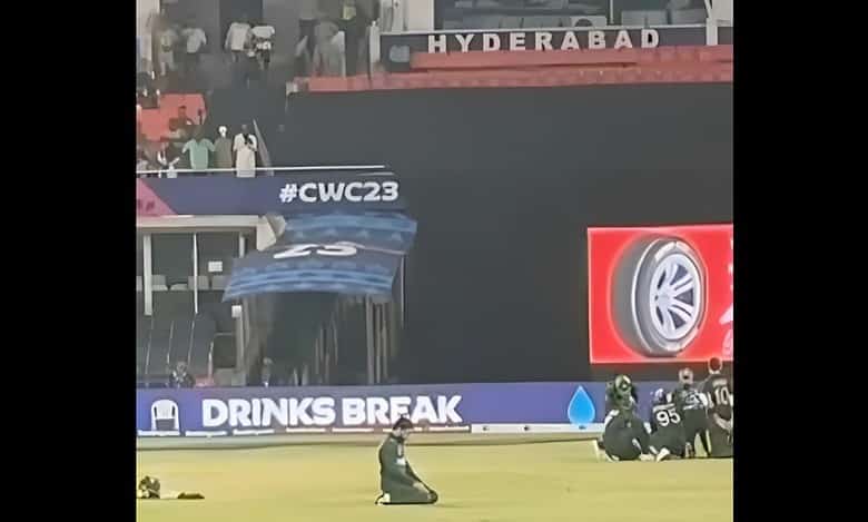 Pakistan batsman namaz in Hyderabad