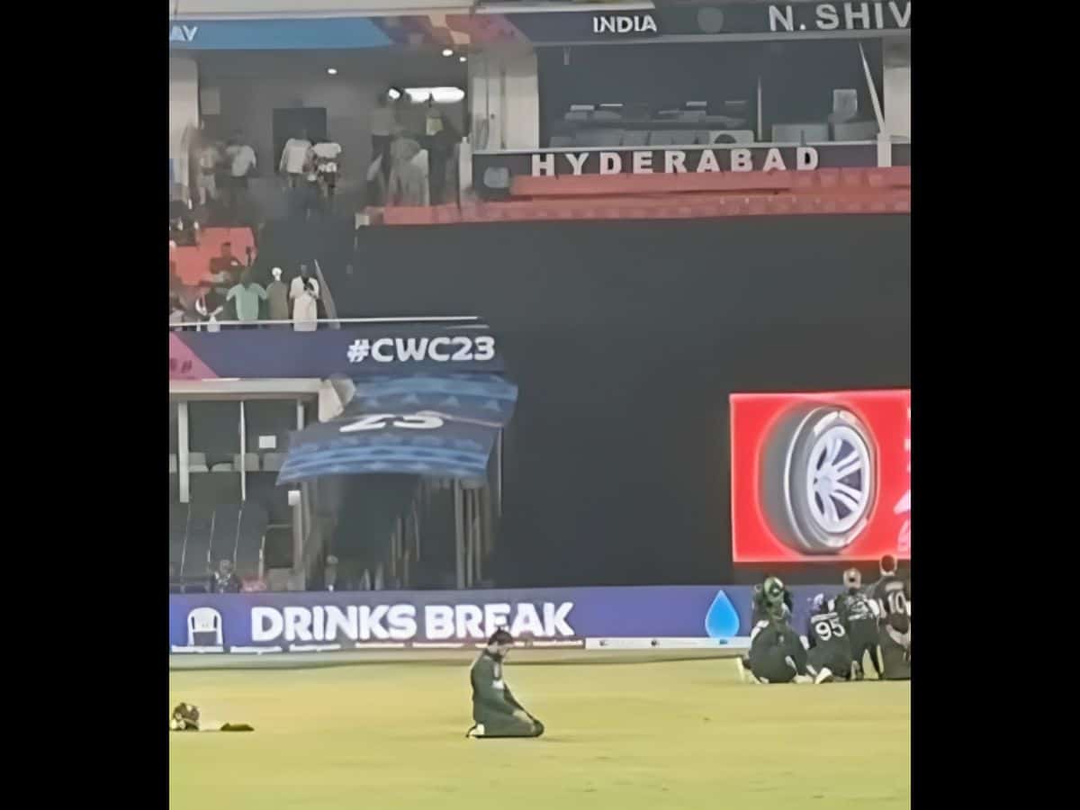 Pakistan batsman namaz in Hyderabad