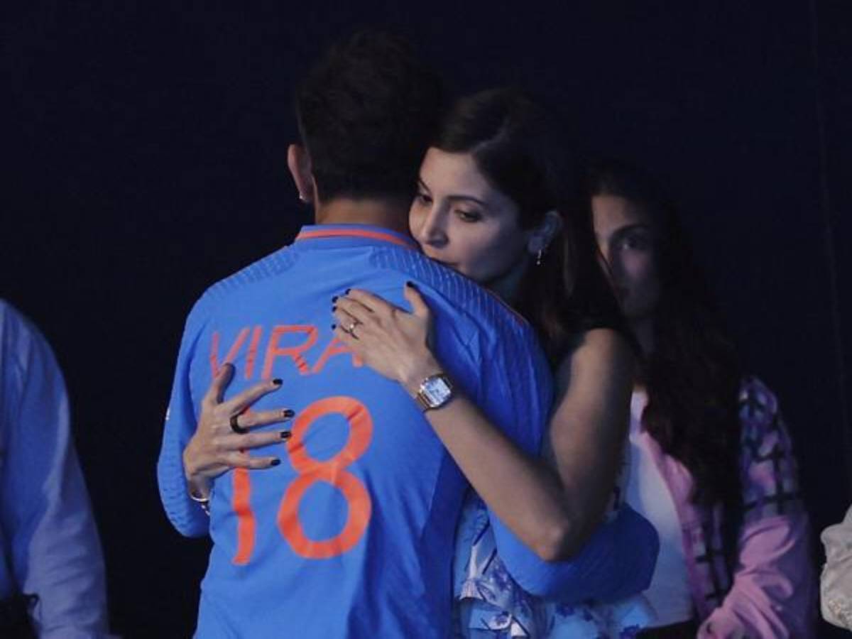 Anushka Sharma hugs Virat Kohli after team India's loss in World Cup 2023 final