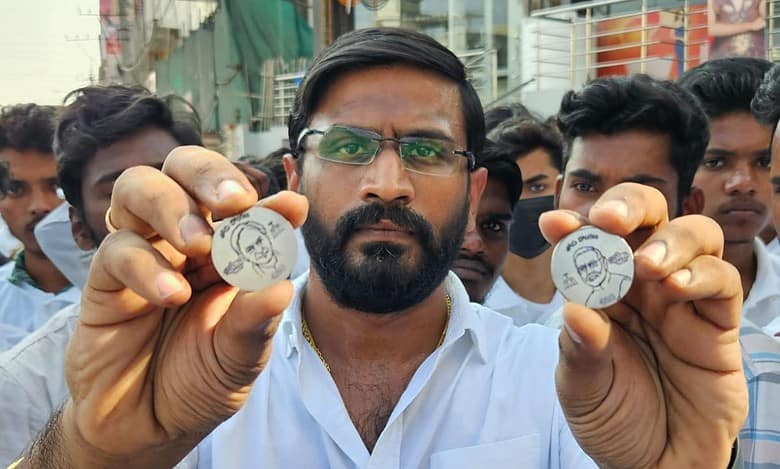 Telangana: Congress starts 'BRS & BJP two sides of same coin' campaign
