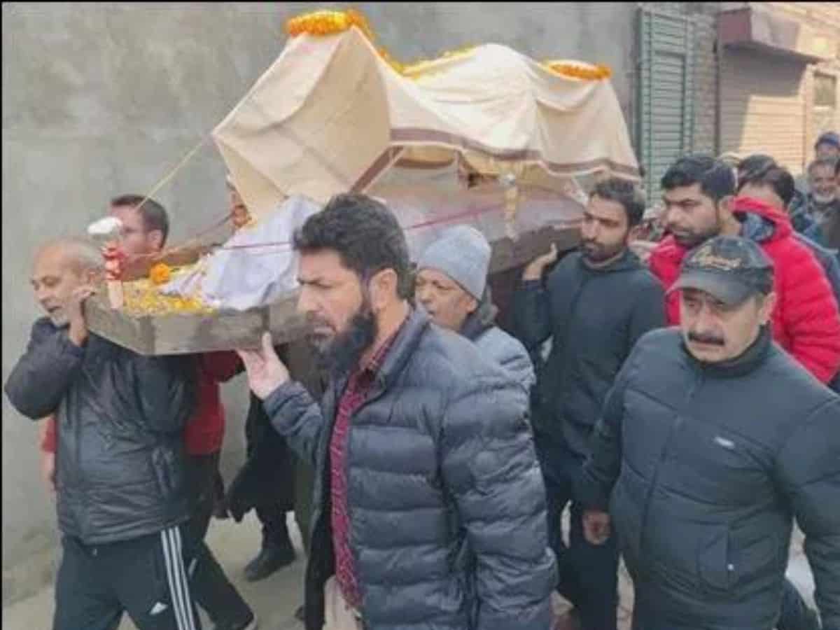 Muslim neighbours perform last rites of Kashmiri pandit man in Pampore