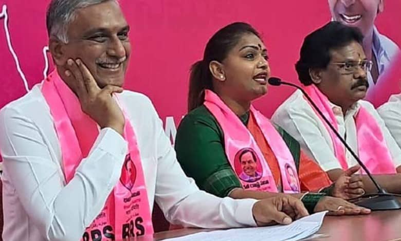 Telangana polls: Kathi Karthika joins BRS after a year with Cong