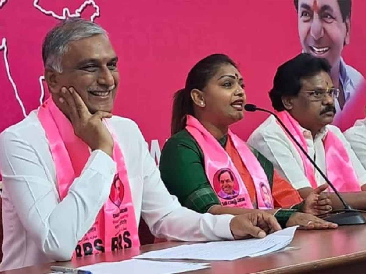 Telangana polls: Kathi Karthika joins BRS after a year with Cong