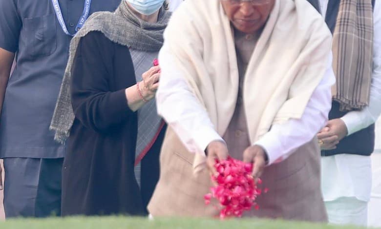 _Kharge and Sonia Gandhi paid floral tribute to Jawaharlal Nehru