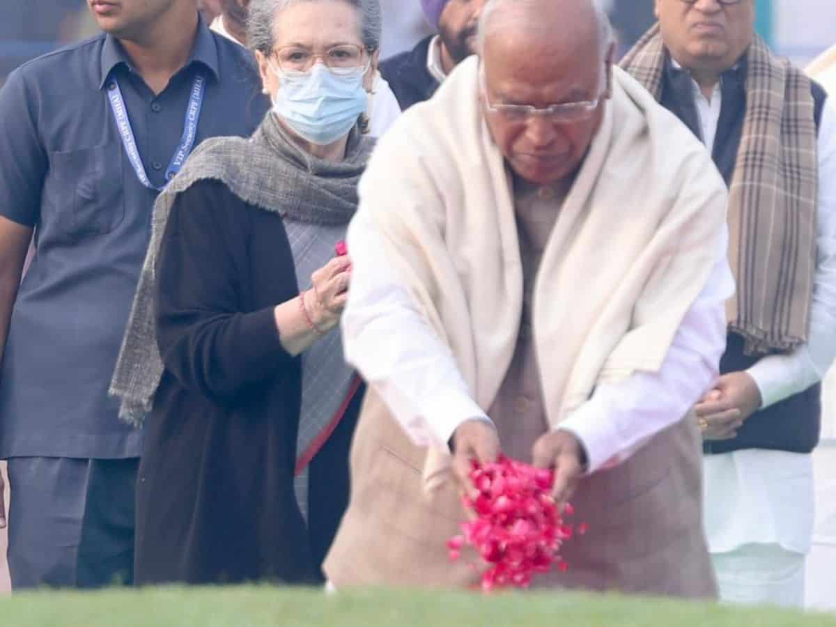_Kharge and Sonia Gandhi paid floral tribute to Jawaharlal Nehru