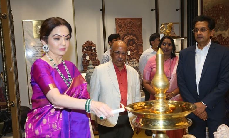 Nita Ambani inaugurating the first Swadesh store by Reliance Retail.