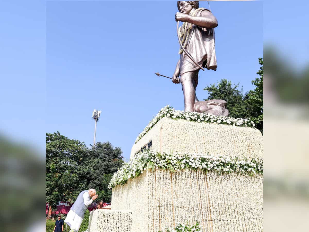 PM modi paid floral tributes to Birsa Munda