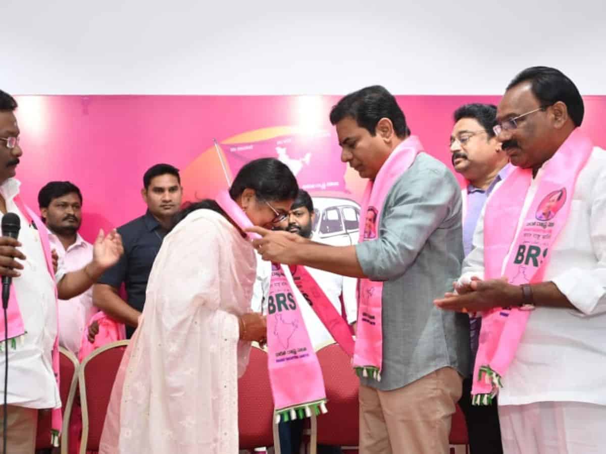 Telangana: Munugode Congress leader Palvai Sravanthi joins BRS