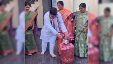 Watch: Congress leader worships gas cylinder before casting vote