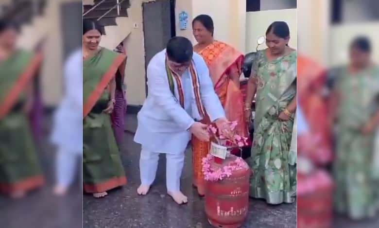 Watch: Congress leader worships gas cylinder before casting vote