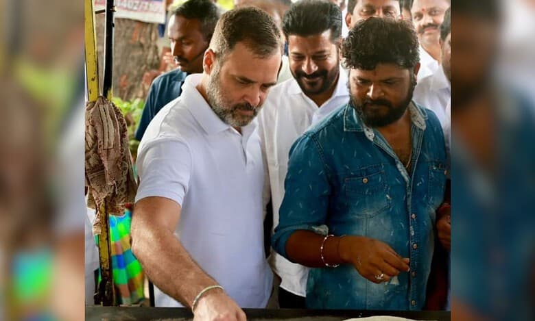 Rahul Gandhi at dosa stall