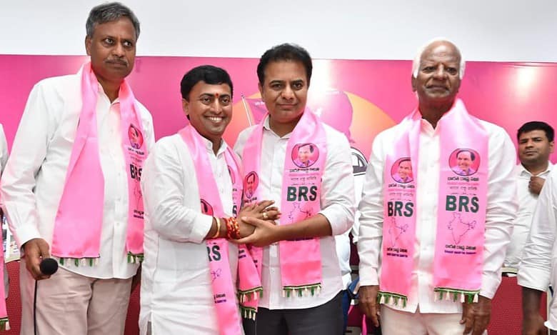 Telangana BJP spokesperson Rakesh Reddy joins BRS ahead of polls