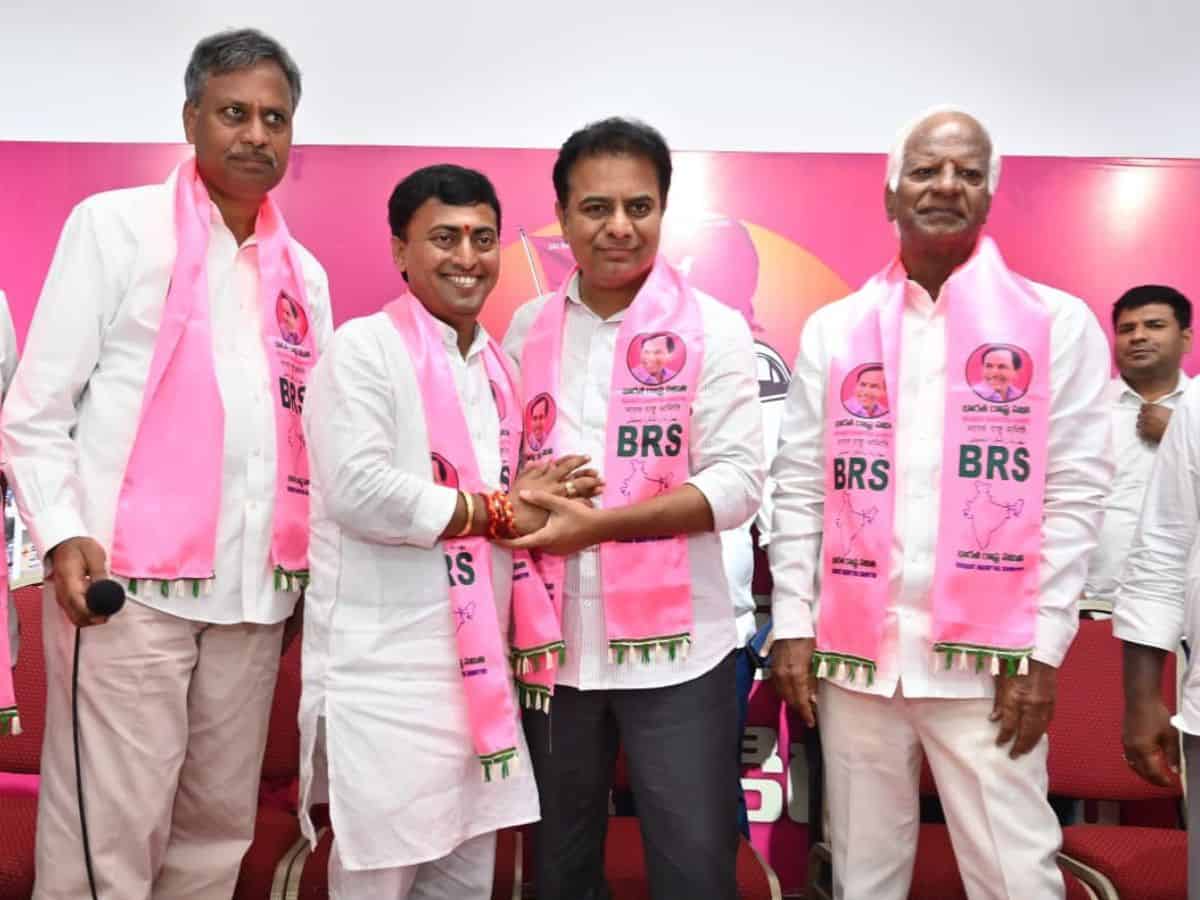 Telangana BJP spokesperson Rakesh Reddy joins BRS ahead of polls