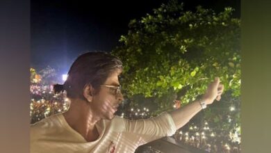 SRK's double treat for fans! 'Jawan' star greets his legion of fans outside Mannat