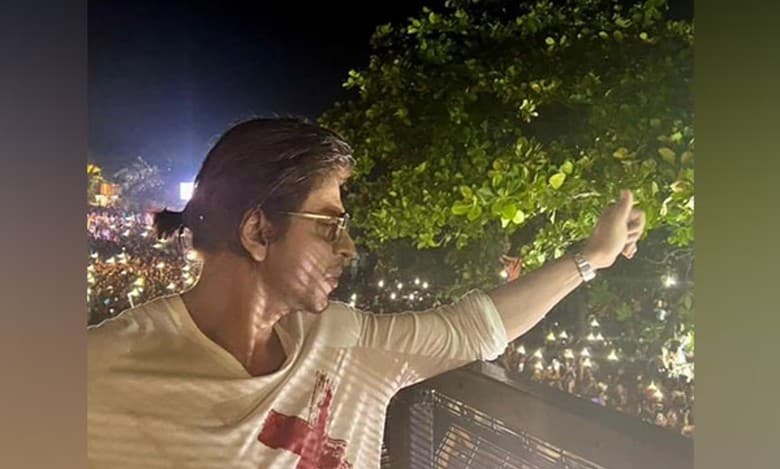 SRK's double treat for fans! 'Jawan' star greets his legion of fans outside Mannat