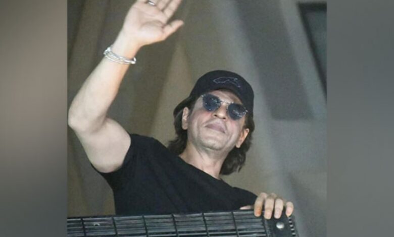 "I live in a dream of your love": Shah Rukh Khan thanks fans for birthday wishes