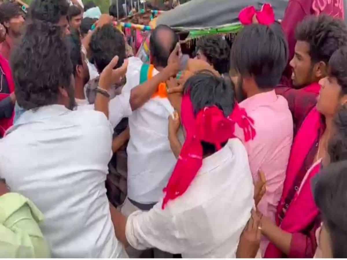 Telangana: Scuffle breaks out between BRS, BJP workers in Nalgonda